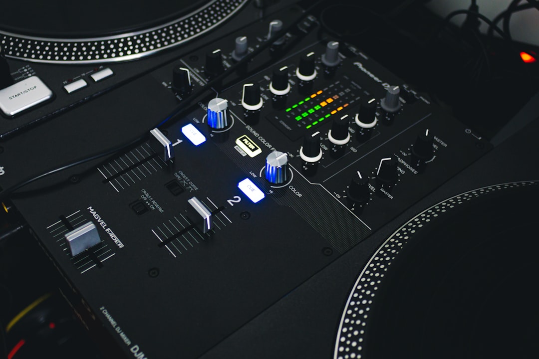 DJ Mixer by Uniphonic black and gray audio mixer