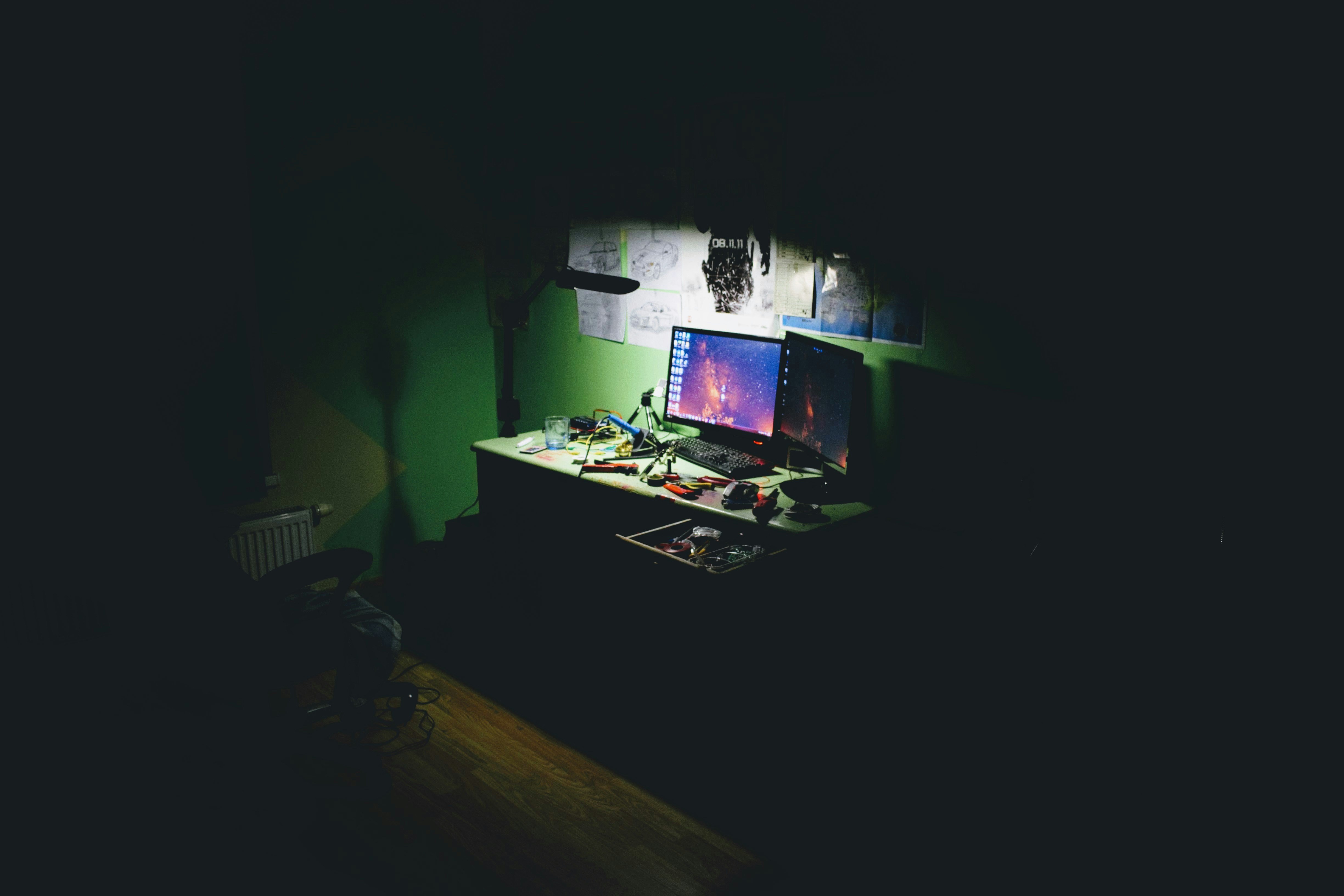 ❓ FAQ: Your Burning VST Questions Answered by Uniphonic flat screen computer monitors on table