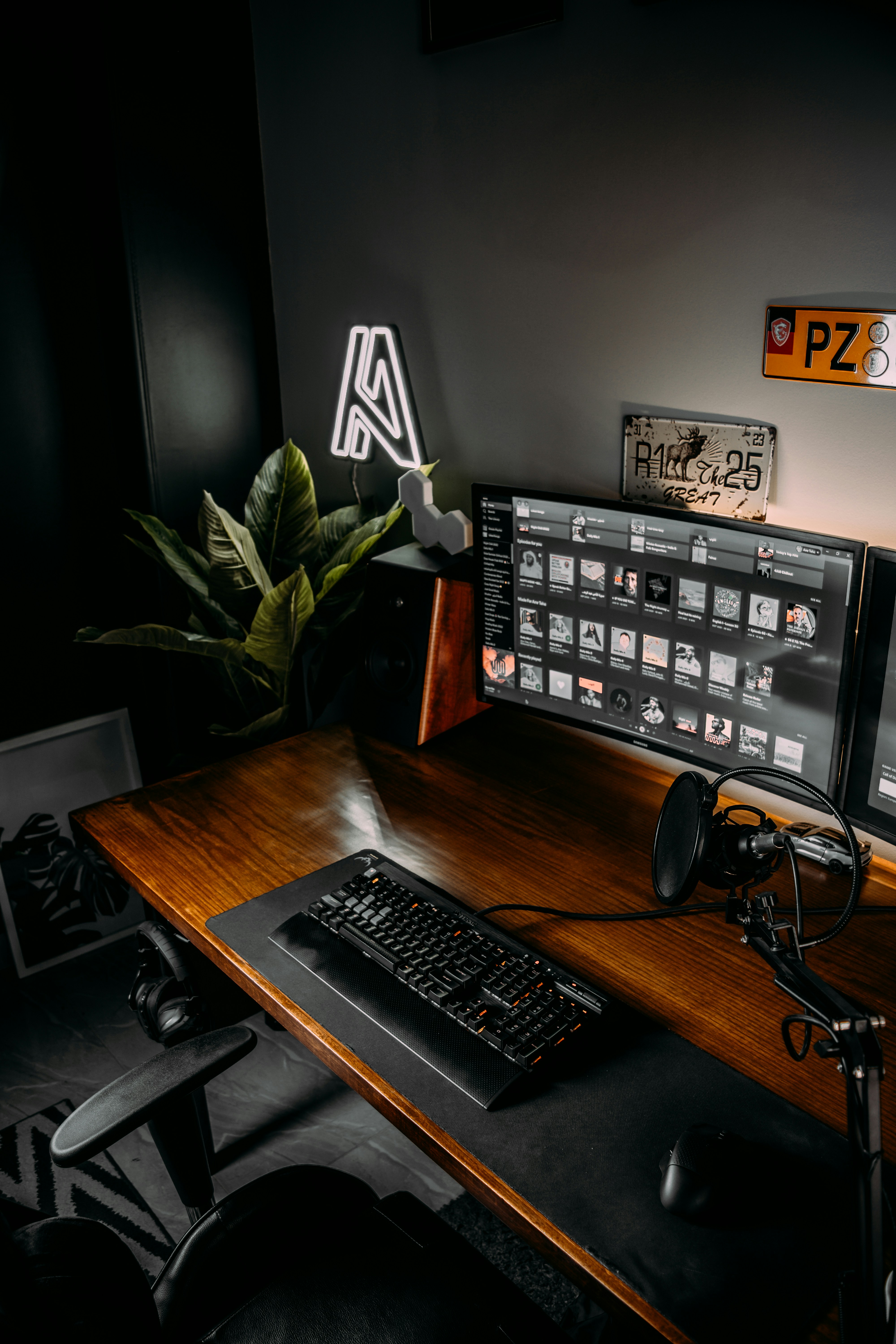 🎶 The VST Universe & FL Studio's Compatibility Journey: A Brief History by Uniphonic a desk with a keyboard, mouse and monitor